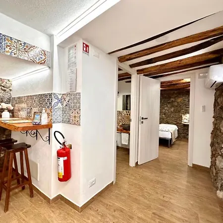 Апартаменти Stonehouse Чефалу