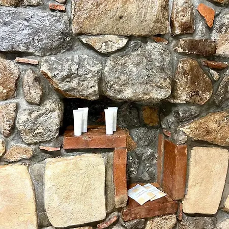 Stonehouse Апартаменти *